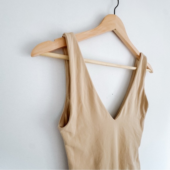Aritzia Babaton Contour V-neck Bodysuit Toasty - Size Small - Picture 2 of 8